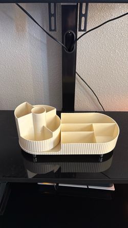 Spinning makeup organizer