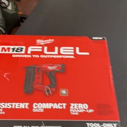Milwaukee M18 FUEL 18-Volt Lithium-Ion Brushless Cordless Gen II 18-Gauge Brad Nailer (Tool-Only) Solo herramienta 