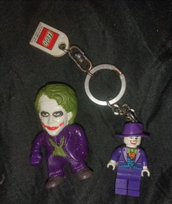 Batmans >>The Joker  Lego keychain and miniature joker figurine