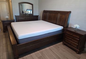 Beautiful Sturdy Wood King Bedroom Set. Used, in good condition. 

2 Deep Drawer King Bed Frame 
Mattress 
Dresser 
65.5"W x 18"D x 40"H 
Mirror 
2 Ni