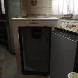 Old Gemeral Electric Fridge. Works