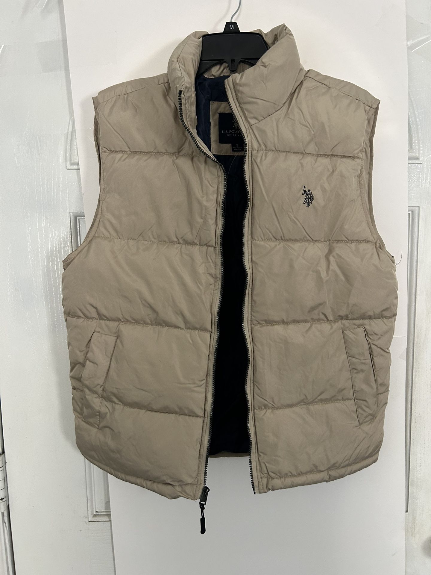New Men’s U.S. Polo Assn Tan Puffer Vest Polyester  size Small