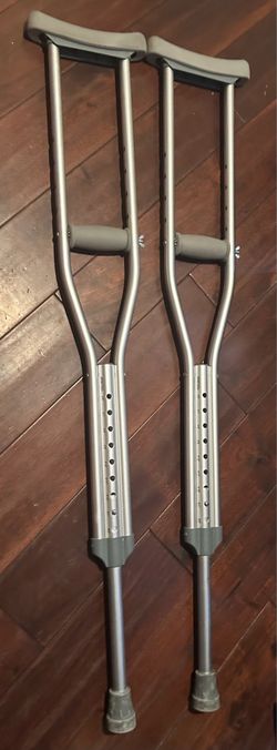 ADJUSTABLE UNDERARM CRUTCHES 4'6"-5'2"