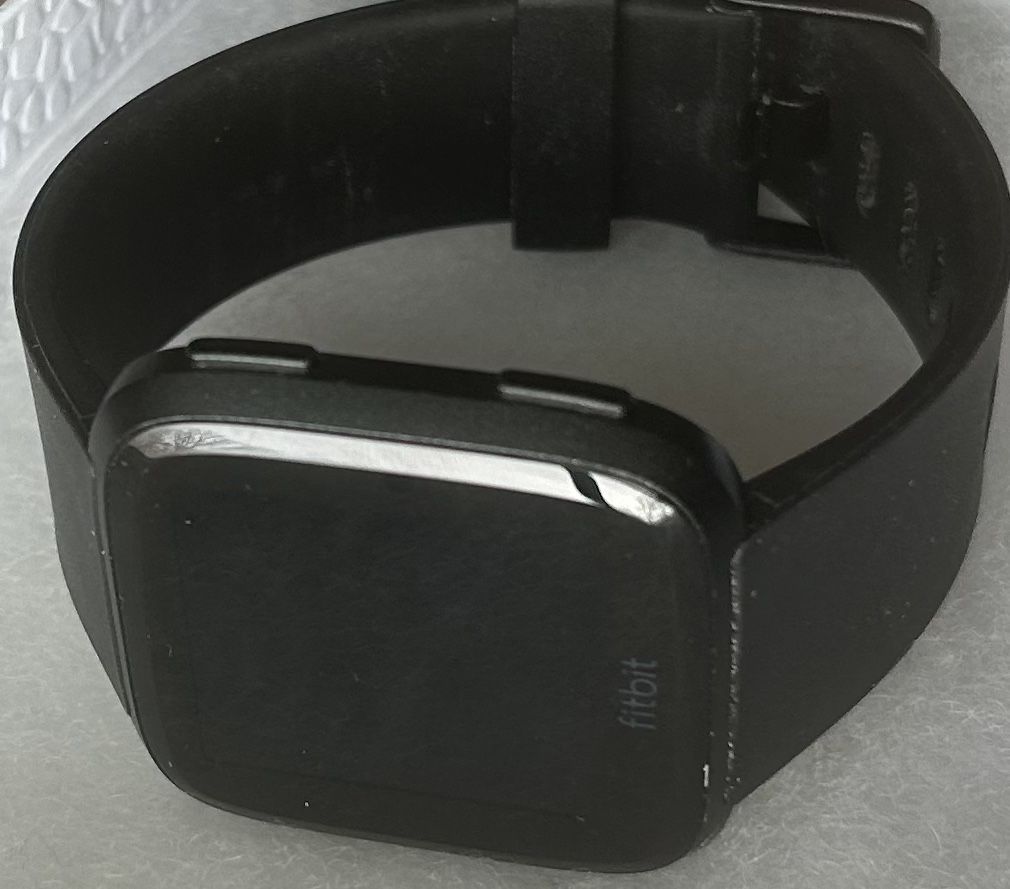 Fitbit Versa Smart Watch W Charger - Black/Black Aluminium