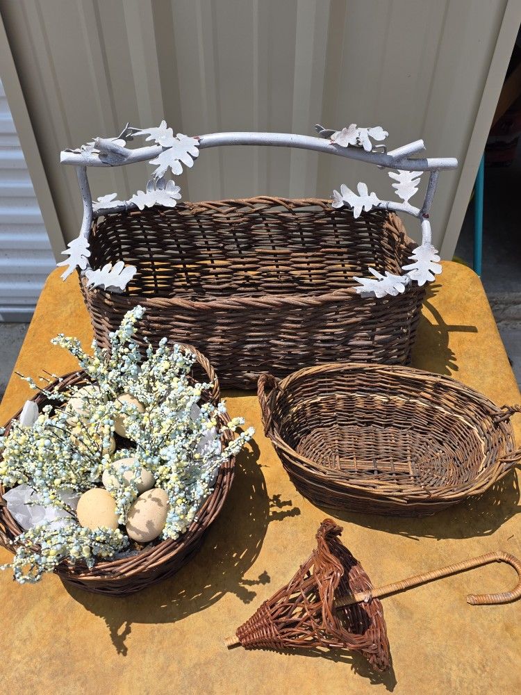 Assorted vintage wickered baskets