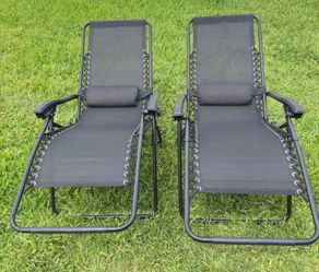 Selling 2 black outdoor patio lounge chairs.