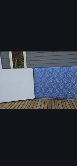 Free 2 Queen  .& Twin Mattress  Clean.  Today  only. Auburn