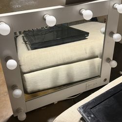 Vanity mirror with light blubs 