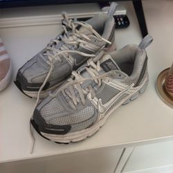 Kids Size 1 Nike Vomero 