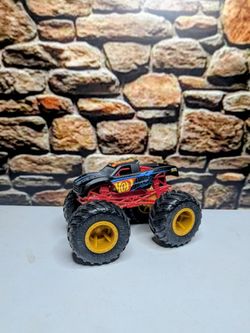 2020 Hot Wheels Monster Trucks Scorpion Sting Raceway Podium Crasher Loose 1:64