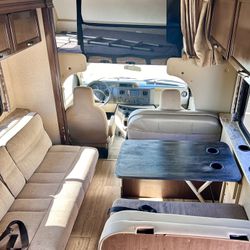 2018 Thor Motor Coach Four Winds 30D 