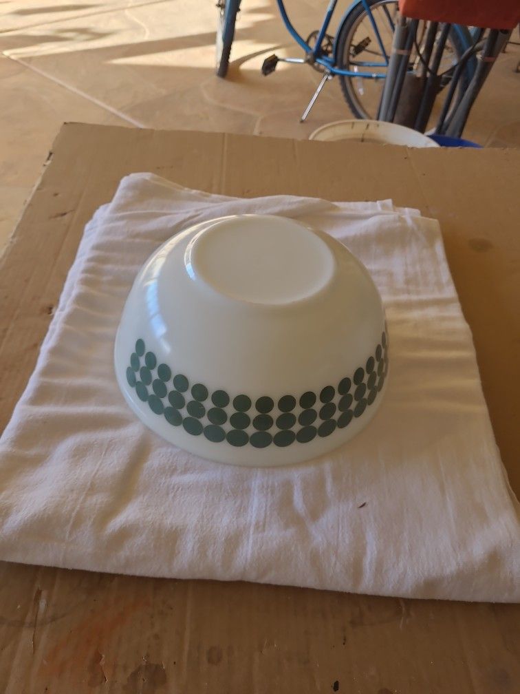 Pyrex Large Green Dot Mix Bowl
