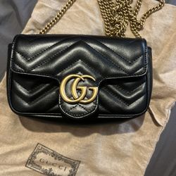 Gucci Small black leather bag With Gold Logo And Gold Chain Original