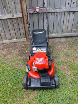 Self-Propelled Lawnmower Stars Up Easily And Runs Great Ready To Do The Job