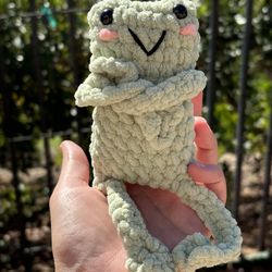 Green Leggy Frog 🐸 handmade 🧶 crochet 🧶 plushie
