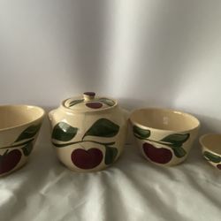 Vintage Watt Pottery Apple Bean Pot With Lid and Handles #76 And 3 bowls Small Medium Large 