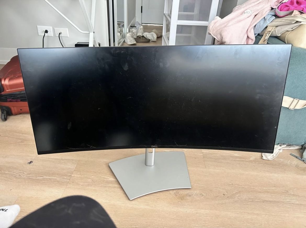 DELL 34 IN CURVED MONITOR **DAMAGED**