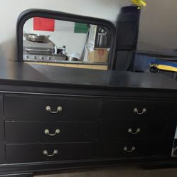 Dresser With Mirror 