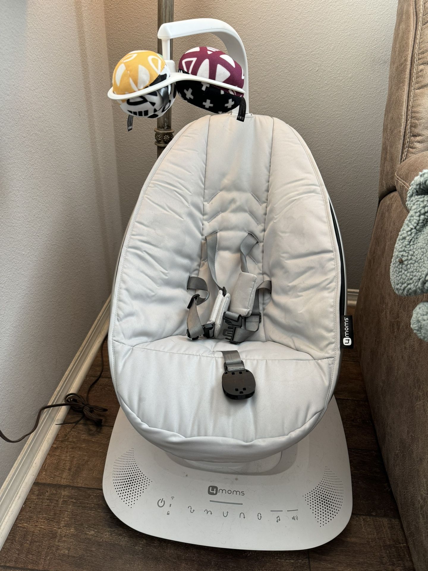 4moms MamaRoo Multi-Motion Baby Swing, Bluetooth Enabled with 5 Unique Motions, Grey