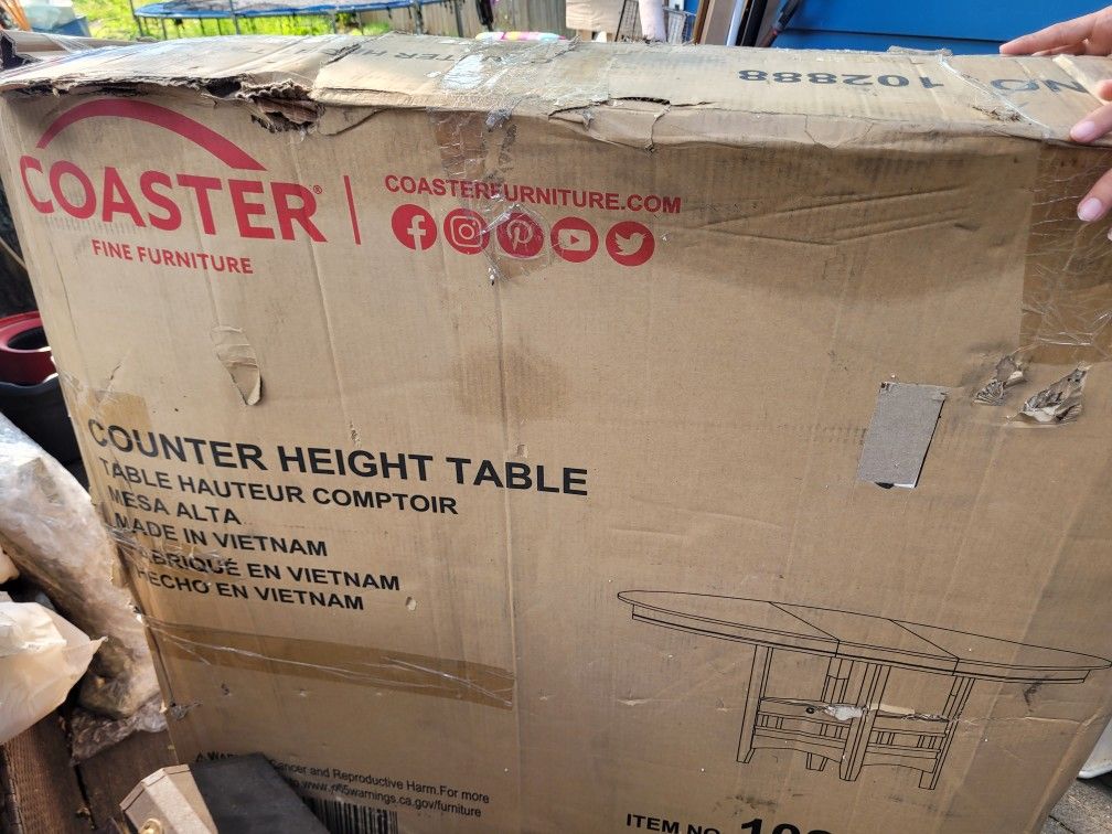 New Dining Room table w/ 4 chairs NIB