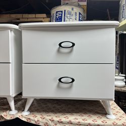 2 white  Naitstand