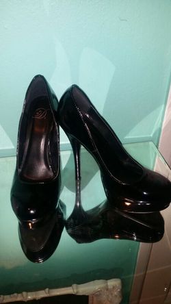 Pretty black high heels..size 7...great condition!
