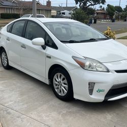 2013 Toyota Prius HYBRID With 132,000 miles on it  smog done 