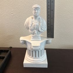 Trump statue