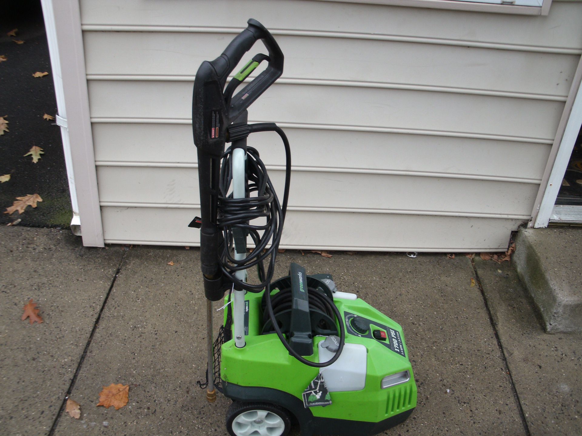 Greenworks 1700-PSI 1.4-GPM Cold Water Electric Pressure Washer Model # 51012 selling for parts runs but does not built pressure pressure washer h