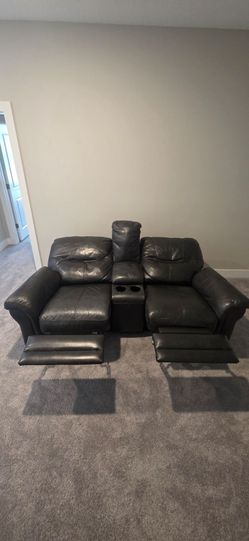[Moving Sale] Ashley Black Leather Power Reclining Loveseat w/ Console
Price: $499