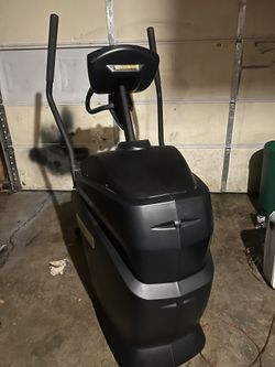 Octagon fitness Q35e Elliptical Machine  Brand New Used 2 Times.  