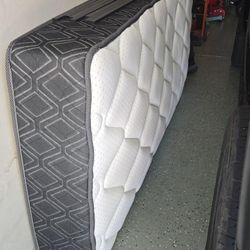 Twin XL Mattress & Twin Bedframe 