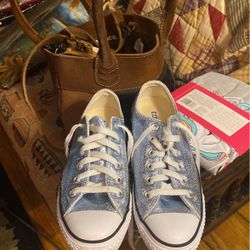 Womens Converse Shoes Size 6 Half  Mens Size4  Half 