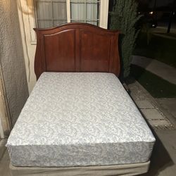 CAMA FULL SZ CABECERA DE MADERA SOLIDA MARCO DE METAL BOX SPRING Y COLCHON TOP PILLOW USADA BUENA CONDICION 