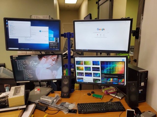 4 Monitors Setup With Stand