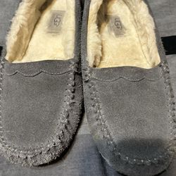 Like New  womens authentic UGGs slippers size 8