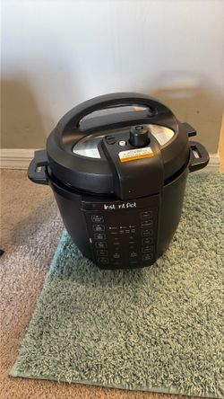 Instant Pot Pressure Cooker – Pre owned Good Condition