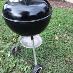 Weber Charcole Grill .. Kettle Style Perfect Shape....w/ Cover