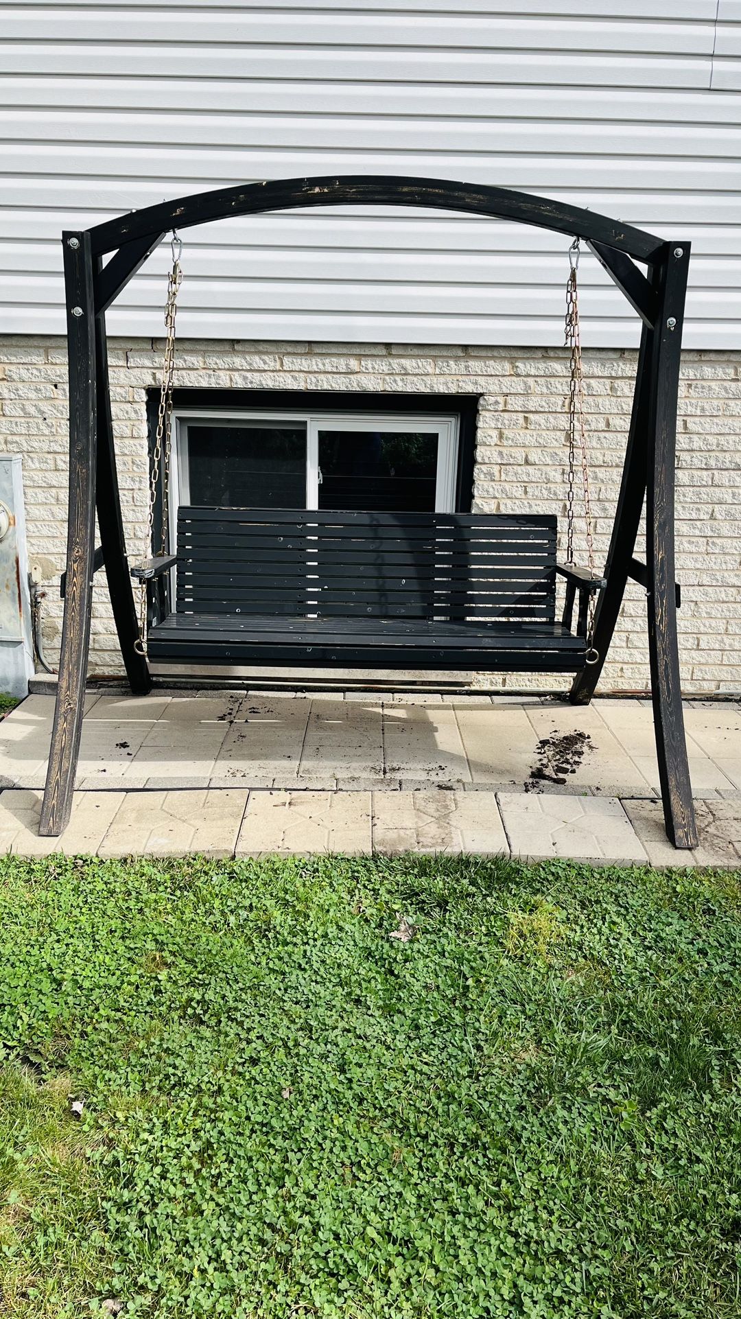 Outdoor porch swing