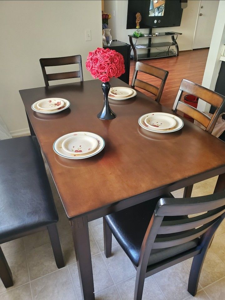Dining Table.... READ POST!!!