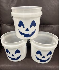 Lowe’s Viral Glow in the Dark Halloween Buckets