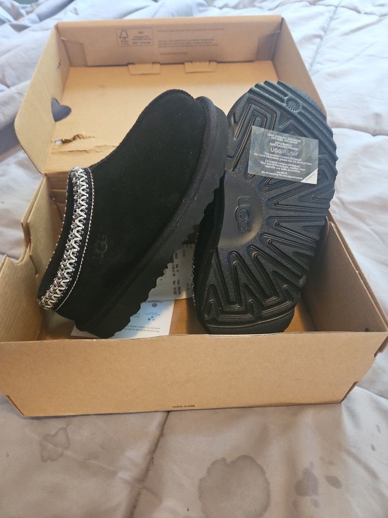 Black "Grade School UGGS