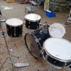 Like New BLACK GLOSS  Drum Set , No Symbols  