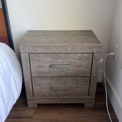 Nightstand ( Only 1 ) in excellent condition
