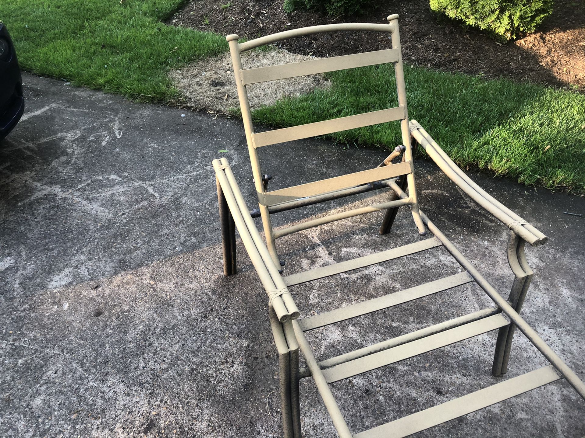 Antique gold all aluminum pool lounger