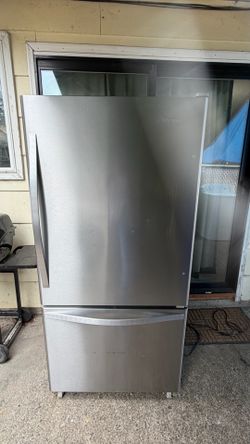 Whirlpool refrigerator working perfectly in excellent conditions🧊💦
