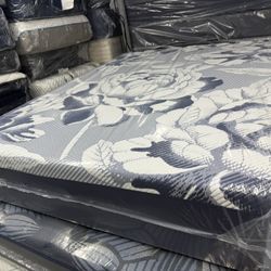 QUEEN SIZE SLEEPY’S MATTRESS & BOX SPRING BED SET