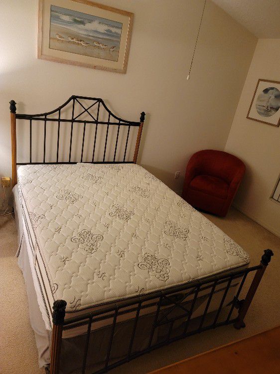 Queen Bedroom Outfit/ Mattress & Box Springs Like New!