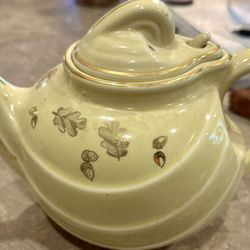 ✨ Vintage Hall China 6-Cup Teapot – Yellow with Gold Leaf Pattern (USA Made)