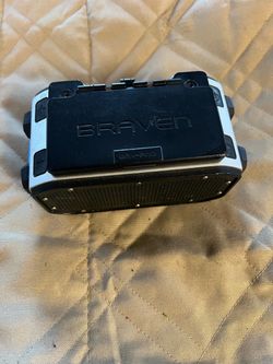 Bluetooth speaker with solar panels